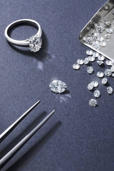 Lab-Grown Diamonds vs. Moissanite: Which Gemstone Is Right for You?